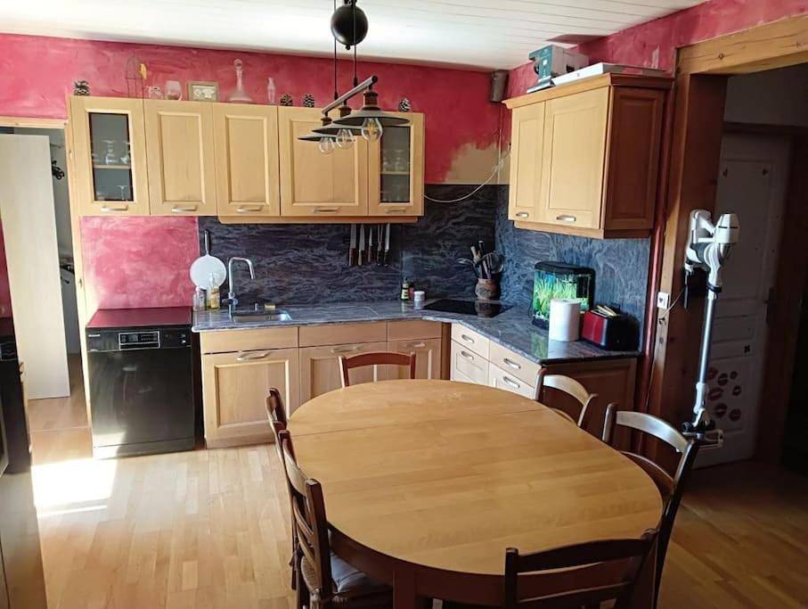 Appartement entier, Two-Bedroom Apartment in Clairvaux-les-Lacs, Jura Francais