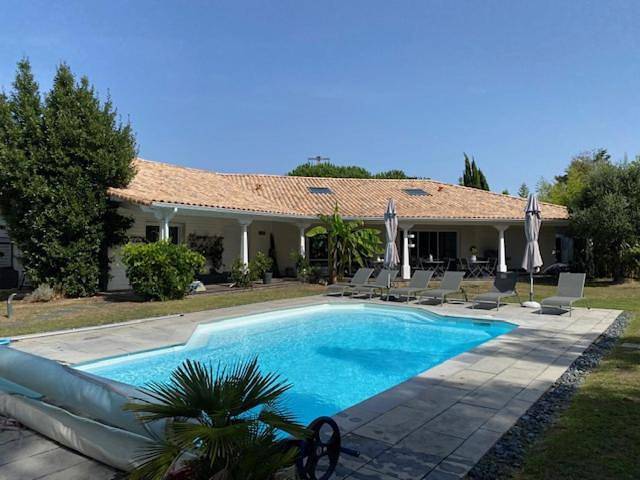 Chambre d’hôte pour 3 personnes, avec Jacuzzi et Terrasse ainsi que Jardin et Piscine