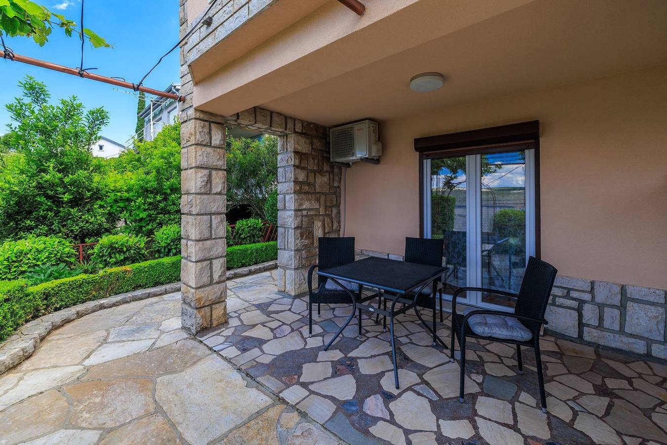 Appartamento intero, Grüne Terrasse nur 100 Meter zum Strand in Jadranovo, Primorje-Gorski Kotar