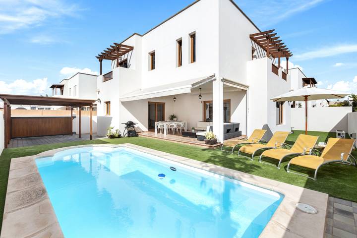 Villa for 8 people, with Balcony and Terrace as well as Garden in Costa Teguise