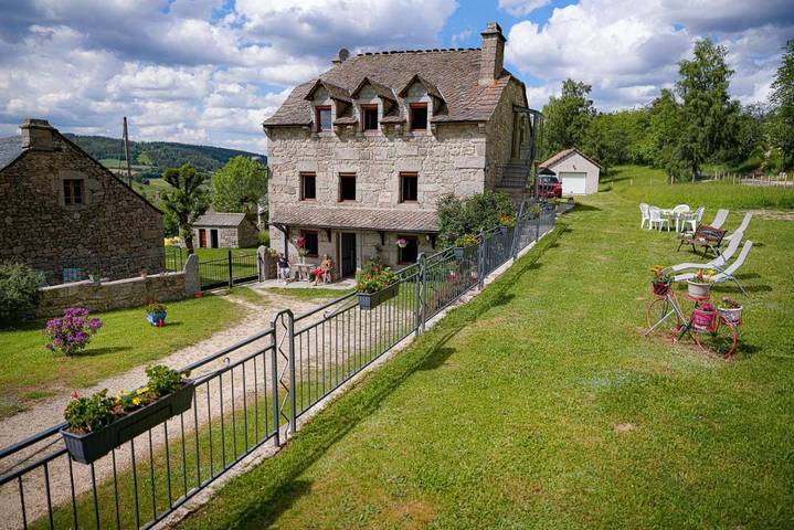 Location de vacances pour 4 personnes, avec terrasse et jardin à Saint-Alban-sur-Limagnole - 2