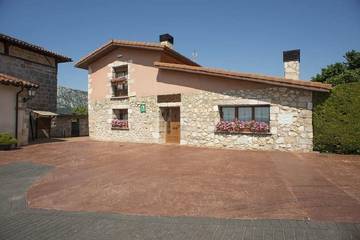 Casa rural para 16 personas, con jardín y jacuzzi, Se admiten mascotas en Cuadrilla de la Llanada Alavesa