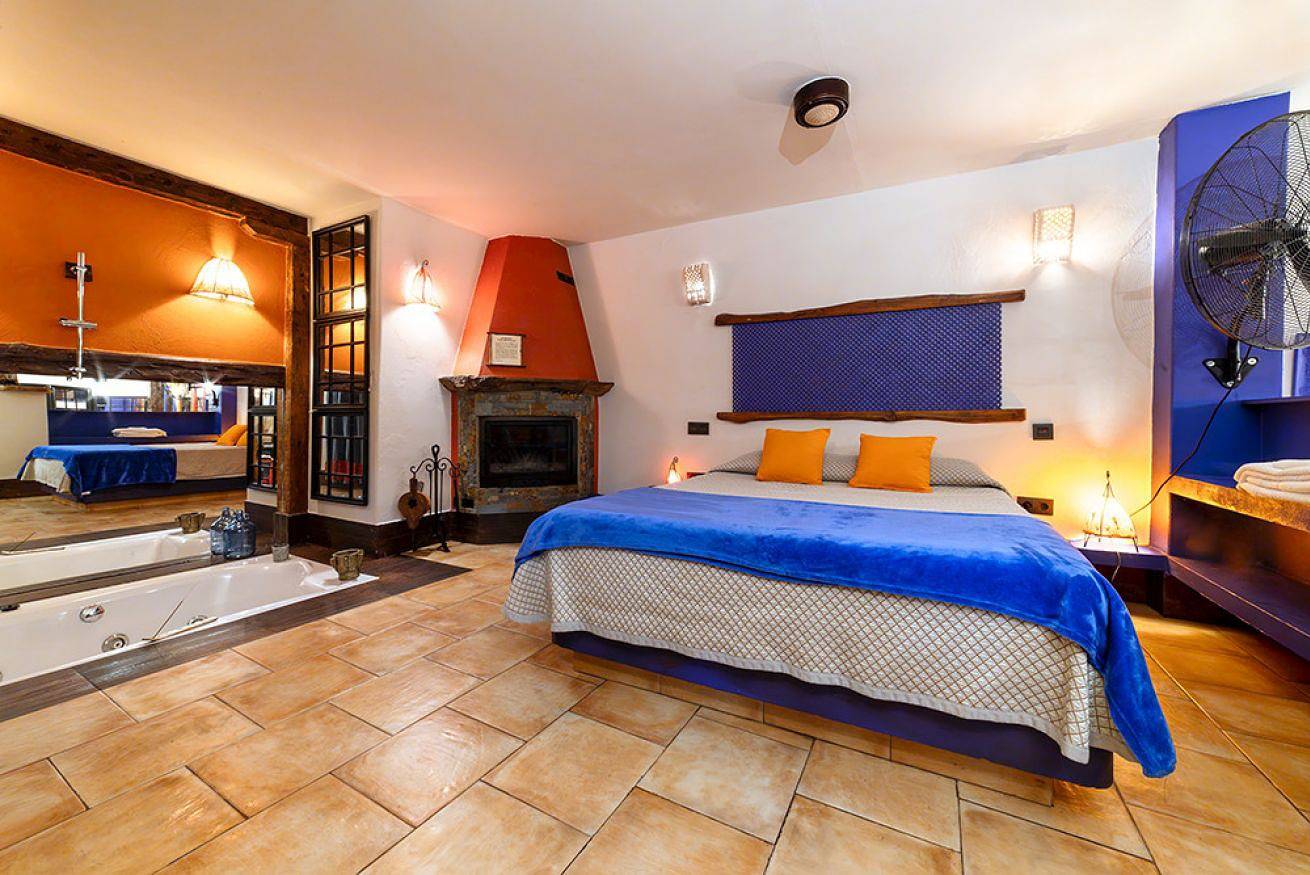 Entire apartment, Apartment 8. El Refugio Suite with jacuzzi and fireplace in Enterría, Camaleño