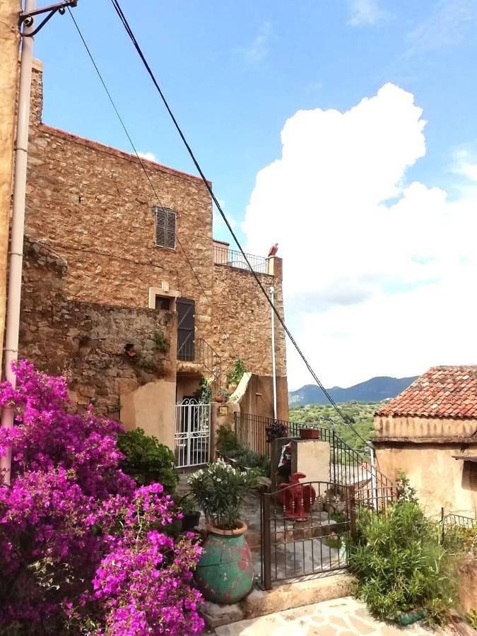 Gîte pour 2 personnes, avec jardin ainsi que terrasse et vue à Ville-di-Paraso