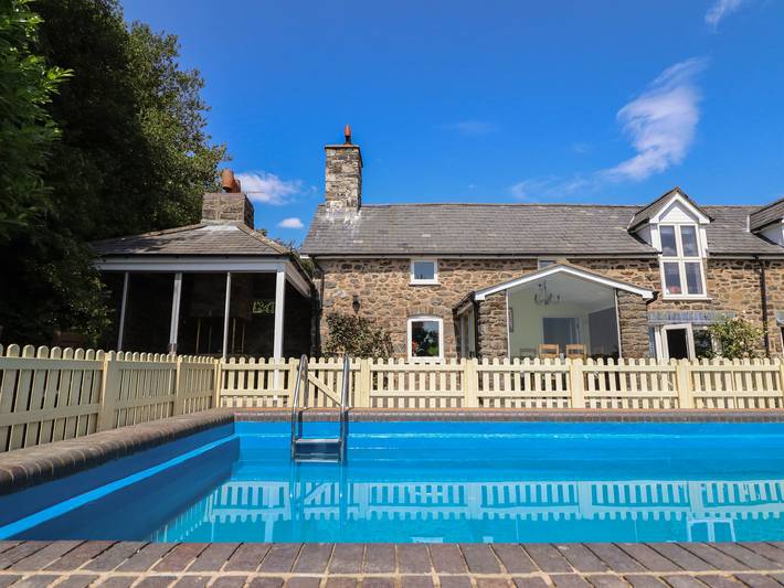 Cottage for 7 people, with Garden and Pool as well as View in Mid-Wales