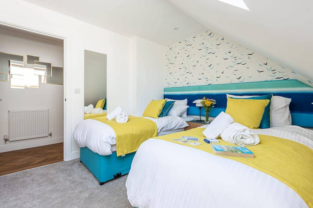 Entire apartment, Porthia Penthouse, 2 bedrooms, 2 bathrooms, sea views, parking and free Wifi in St. Ives, Cornwall