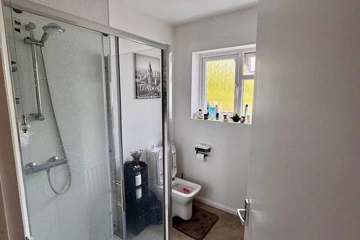 Room for rent with shared common areas in Luton, Chiltern Hills