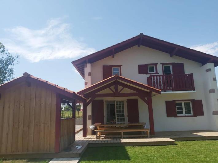 Location de vacances pour 12 personnes, avec Balcon et Terrasse ainsi que Jardin et Piscine à Anhaux