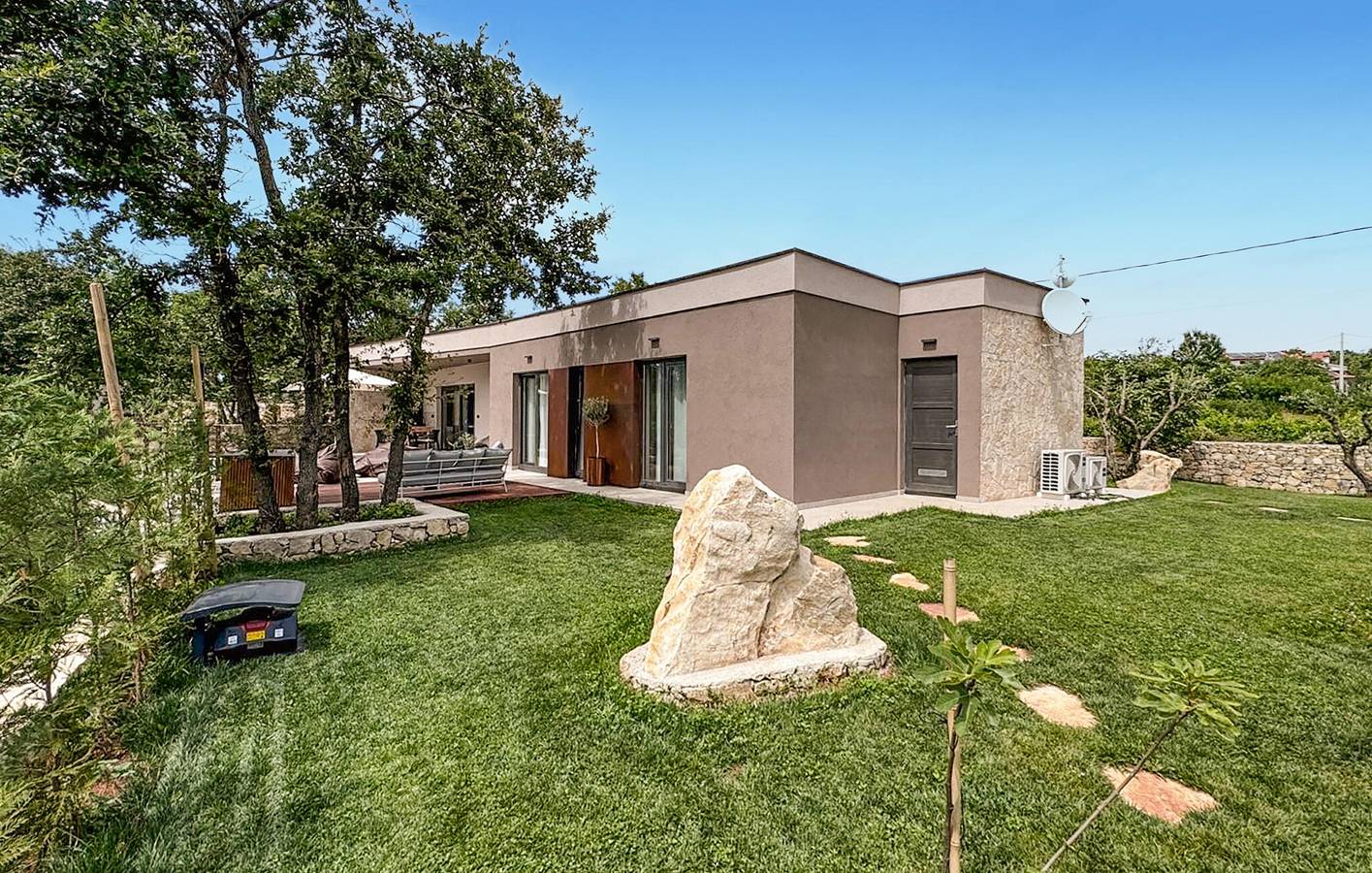 Gemütliche Ferienwohnung mit 2 Schlafzimmern und Terrasse in der Nähe der Küste und des Stadtzentrums in Presika, Ostküste Istrien