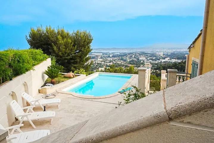 Ferienhaus für 6 Personen, mit Balkon/Terrasse und Terrasse sowie Garten und Pool in Toulon