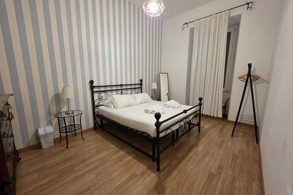 Entire apartment, Mr House - Three Bedroom Apartment, Sleeps 5 in Rome, Rome Province