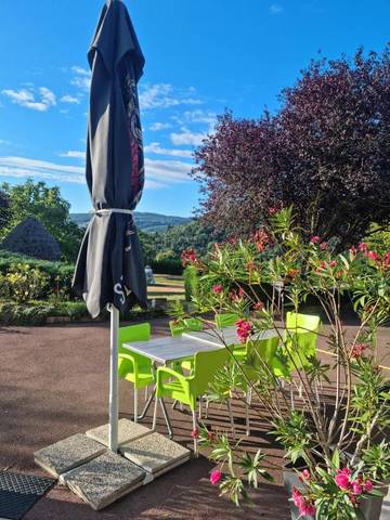 Gîte pour 2 personnes, avec terrasse et vue ainsi que jardin et piscine, animaux acceptés à Ouroux