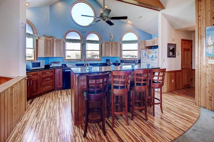 Vacation rental for 13 people, with hot tub and yard, with pets in Hatteras Island