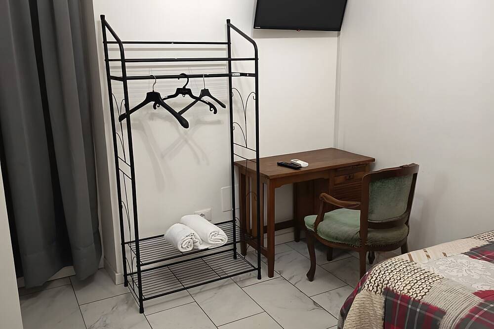 Appartamento intero, Camera Peonia - Singola con Giardino in Comune, Wi-Fi e Aria Condizionata in Prato, Provincia di Prato