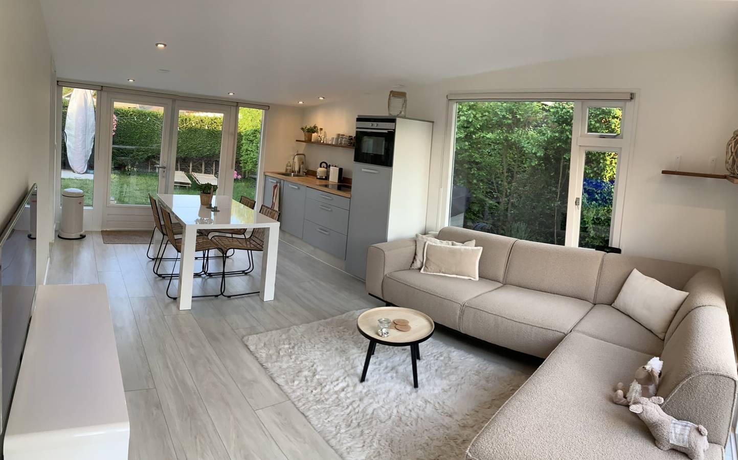 Modern 4-person bungalow with spacious garden and outdoor shower in Ouddorp on the coast in Ouddorp, Goeree-Overflakkee