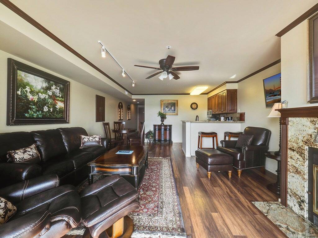 Ganze Wohnung, Waterfront Views | Downtown Charlevoix | Pool, Hot Tub, Sauna | Sleeps 4 in Charlevoix, Charlevoix County