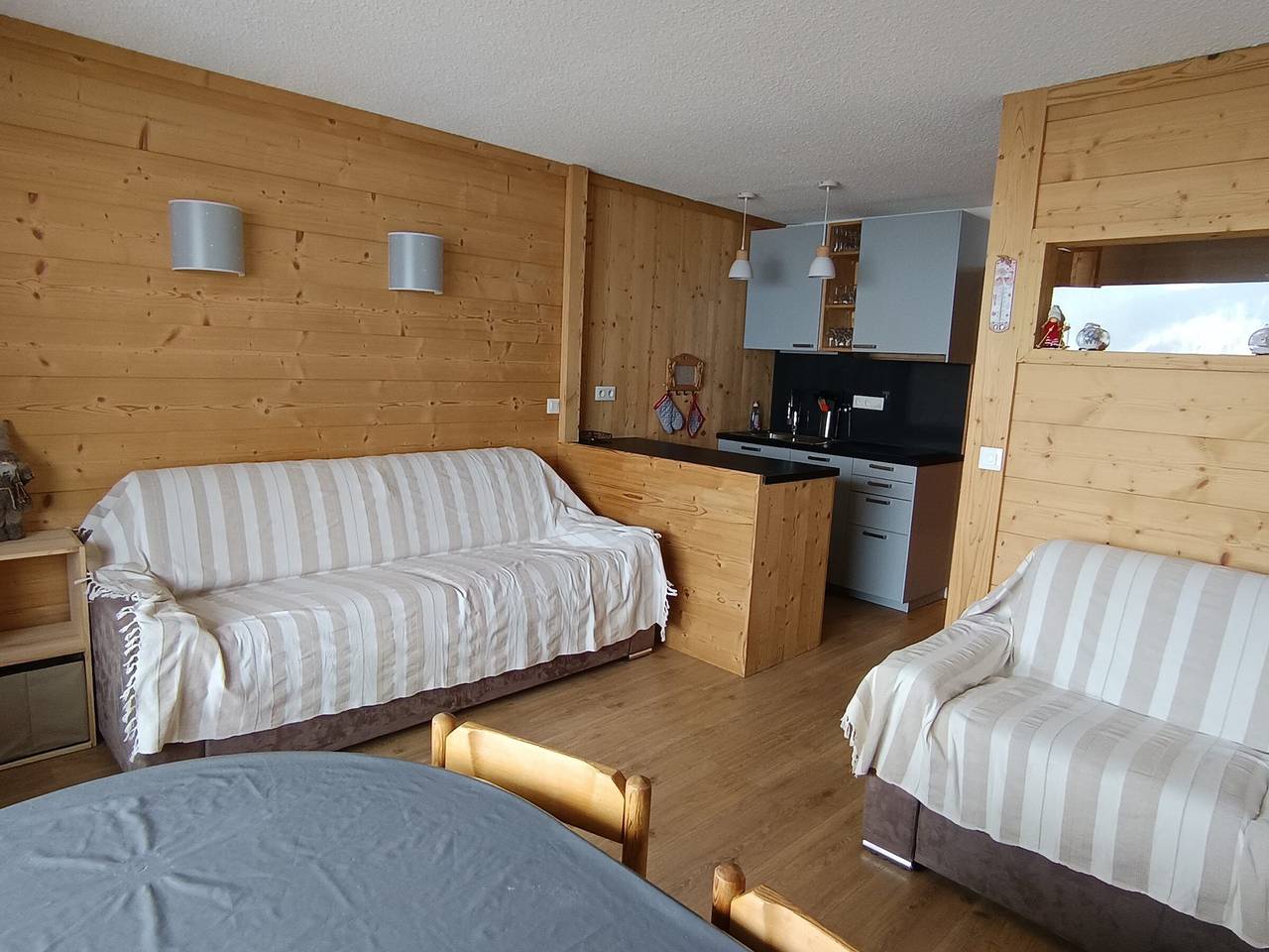 Entire studio, Renovated apartment near slopes with parking and balcony in Montgenèvre, Briançon region