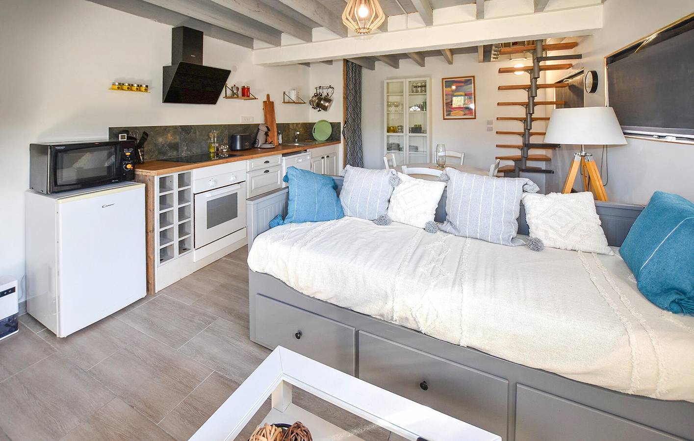 Gezellig appartement met zwembad en tuin, op 900 meter van het strand, vlak bij restaurants en de rivier in Salavas, Gorges de l'Ardèche