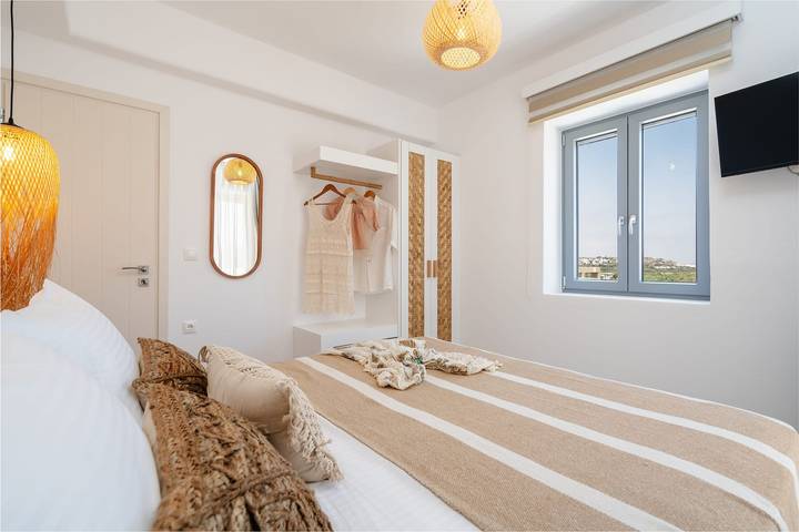 Location de vacances pour 7 personnes, avec jardin ainsi que terrasse et vue sur l’océan dans Agia Anna