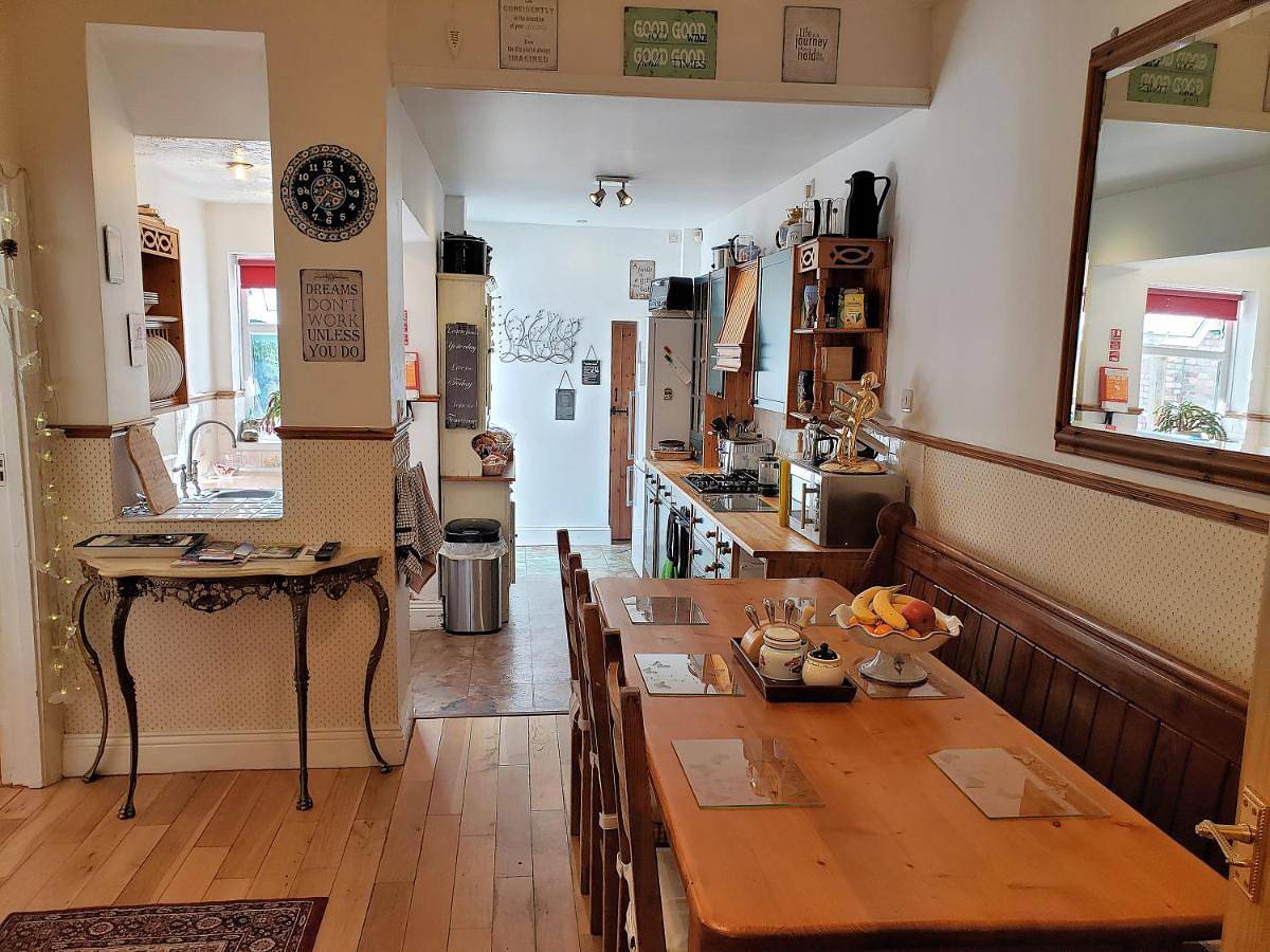 Double Room with Shared Bathroom in Penarth, Cardiff