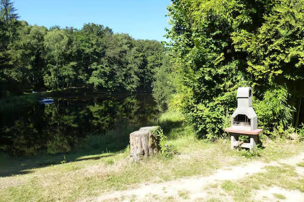 Cabane Limousine au bord de l'étang in Bonnac-la-Côte, Région de Limoges