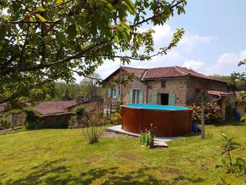 Gîte pour 6 personnes, avec jardin ainsi que vue et piscine, animaux acceptés à Les Salles-Lavauguyon