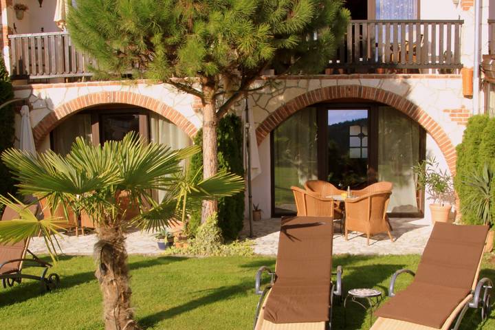 Ferienwohnung für 2 Personen, mit Balkon/Terrasse und Terrasse sowie Garten in Gernsbach
