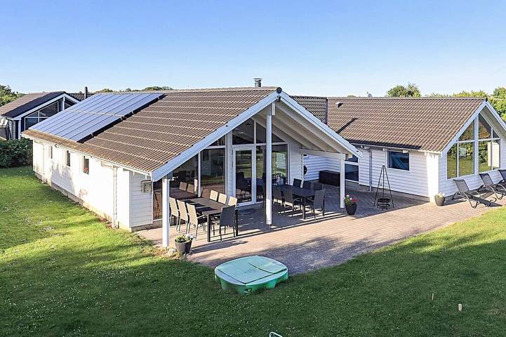 Ferienhaus für 14 Personen, mit Whirlpool und Terrasse sowie Pool und Sauna in Råbylille Strand