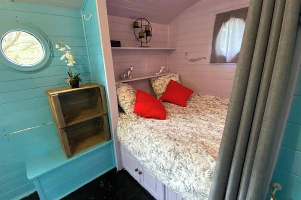 Roulotte with air conditioning and private pool in Tourtour in Tourtour, Draguignan region