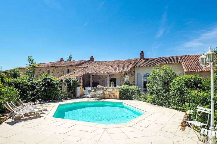 Location de vacances pour 8 personnes, avec Terrasse ainsi que Jardin et Piscine à Saint-Laurent-de-la-Salle
