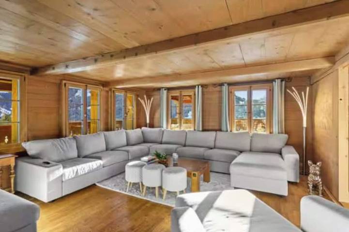 Vacation rental for 6 people, with yard and hot tub in Swiss Alps