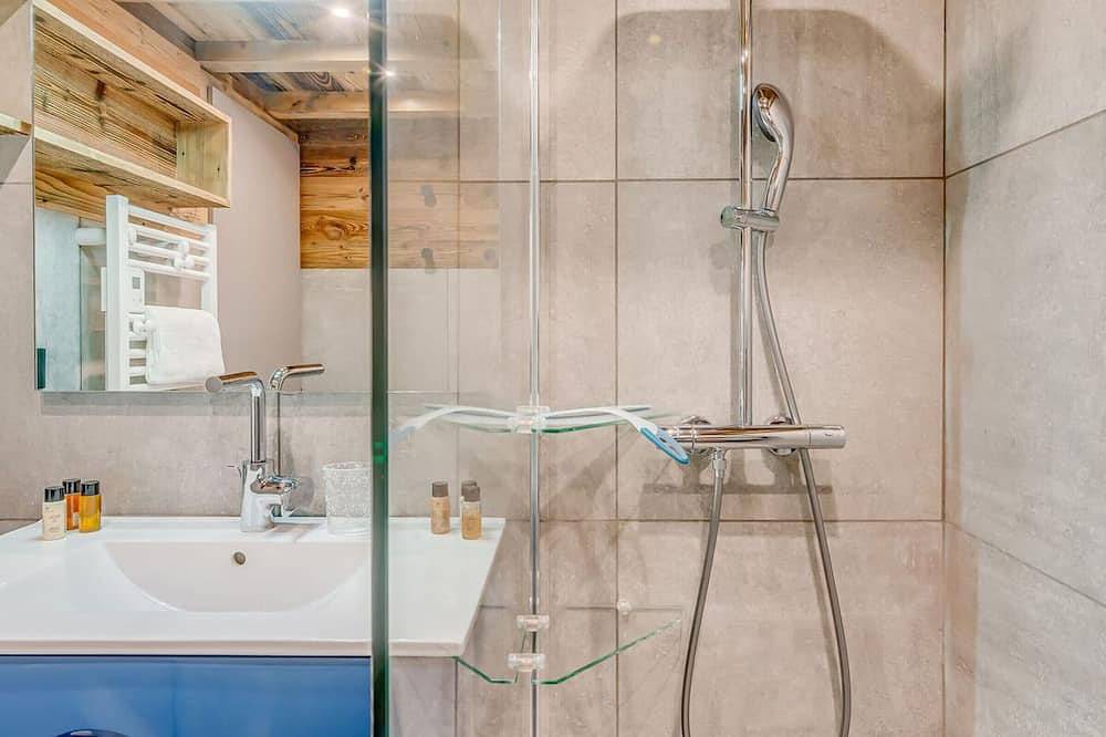 Ganze Wohnung, Helles 3-Zimmer-Apartment für 6 Pers. im Zentrum von Champagny-en-Vanoise in Champagny-en-Vanoise, Nationalpark Vanoise