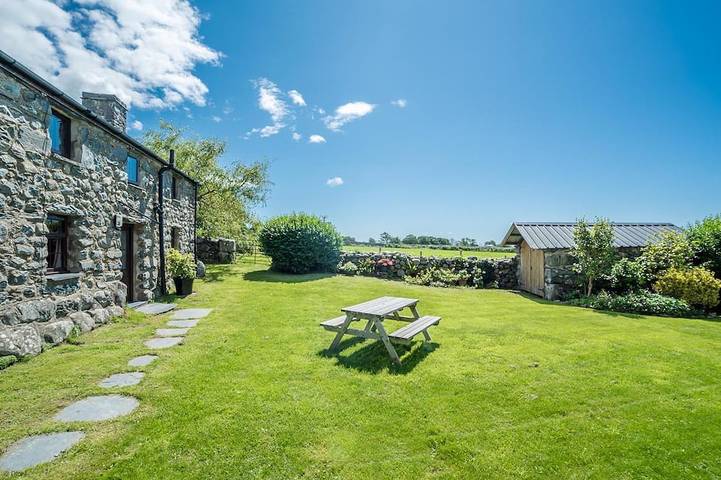 Holiday rental for 4 people, with Hot tub and Garden in Dyffryn Ardudwy