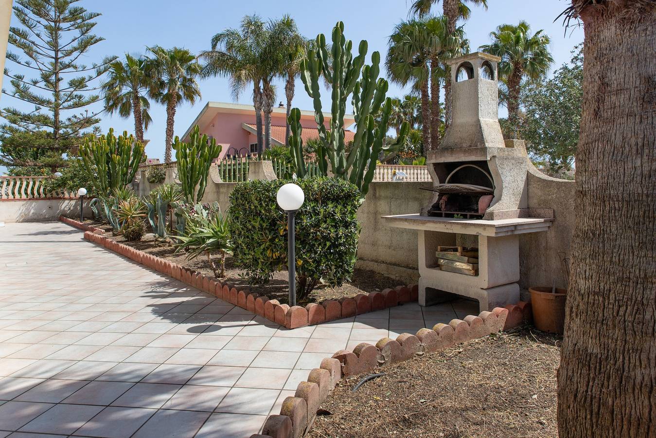 Independent villa 10 min from the sea with garden, Bbq, and private parking in Santa Maria del Focallo, Ispica