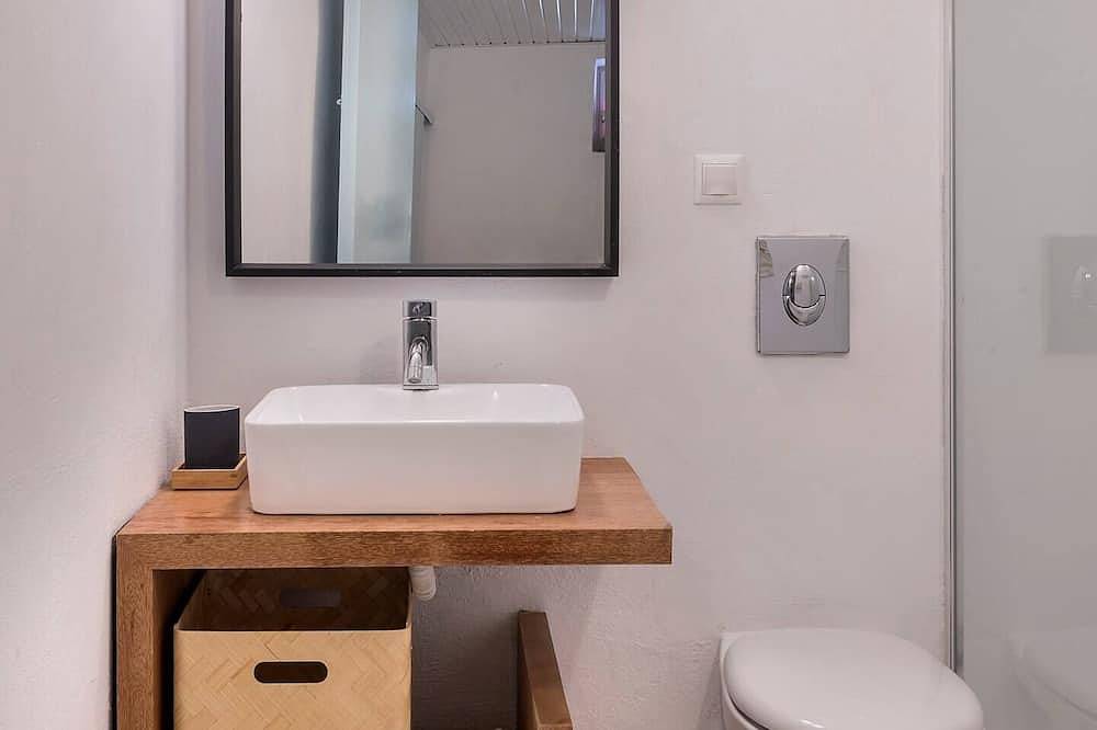 Ground floor of renovated townhouse with large veranda in Poros Stadt, Poros