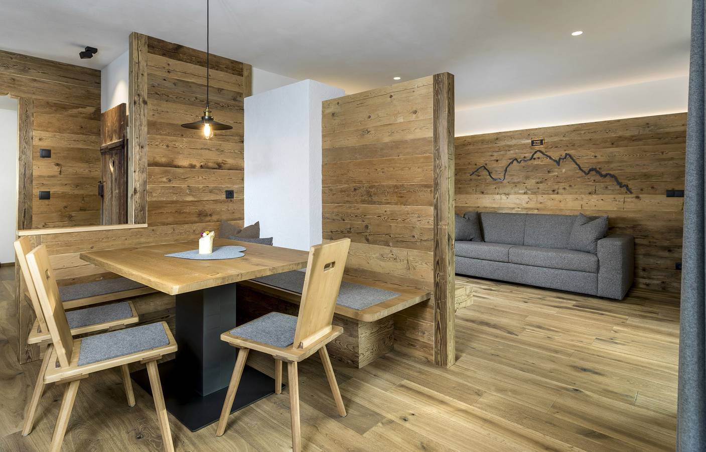 Ganze Wohnung, Ferienwohnung "Waidacherhof Alm" mit Bergblick, Balkon & Wlan in Pragser Wildsee, Prags