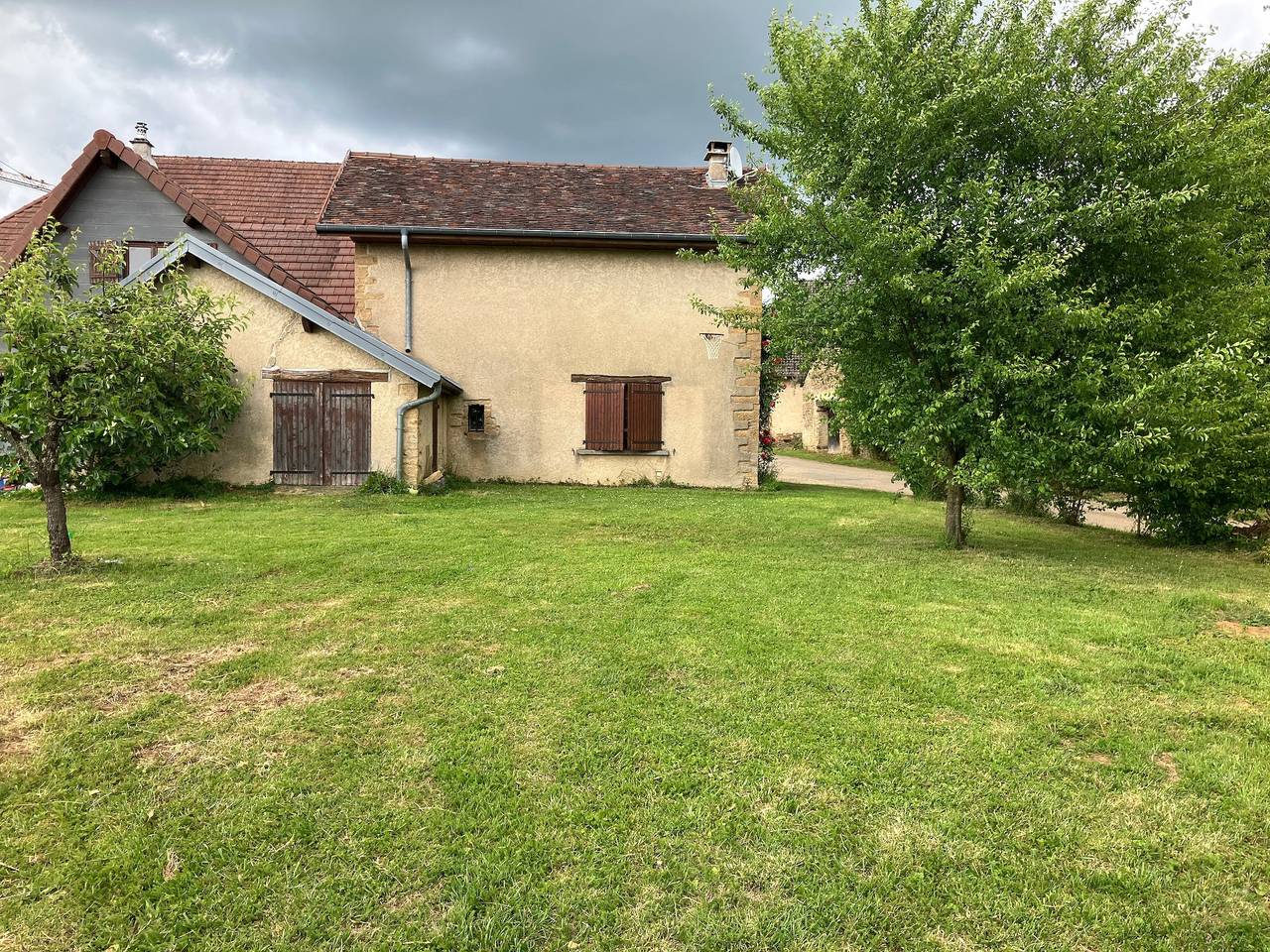 Casa de vacaciones 'Gîte Du Poisson Rouge' con chimenea, terraza y gran terreno in Molamboz, Jura