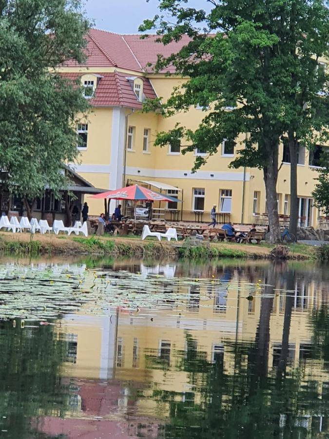 Ferienanlage für 4 Personen, mit Terrasse und Garten in Mirow