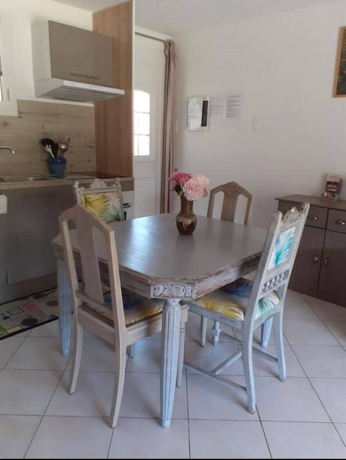 Gîte pour 5 personnes, avec vue ainsi que jardin et piscine à Volvent - 4