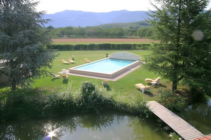 Location de vacances pour 8 personnes, avec Balcon ainsi que Jardin et Piscine à Saint-Vérand