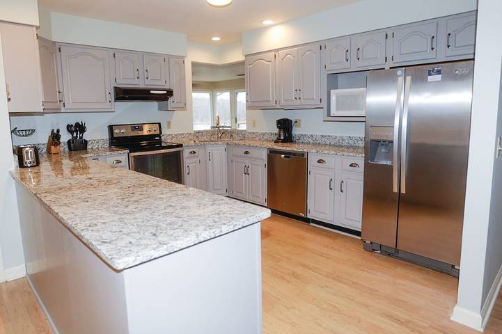 Vacation rental for 10 people, with yard in Smith Mountain Lake