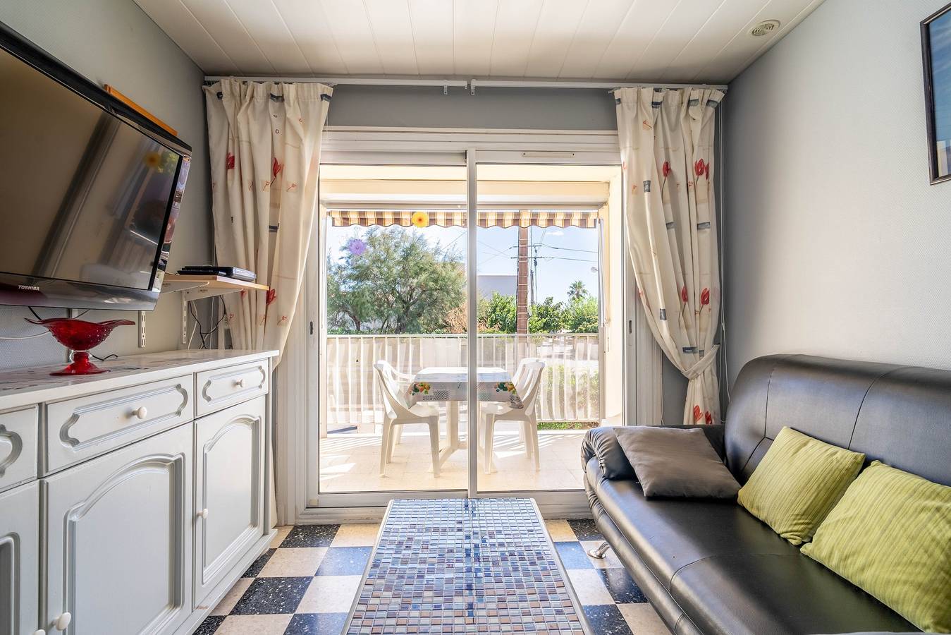 Appartement entier, Appartement « À 100 m de la plage, centre, marché, 3 ch » avec vue mer, Wi-Fi et climatisation in Saint Pierre la Mer, Fleury