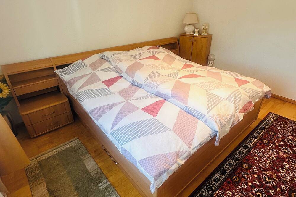 Ganze Wohnung, Wunderschöne Fewo mit Terrasse und Blick auf den Belchen, bis zu 5 Personen in Untermünstertal, Münstertal