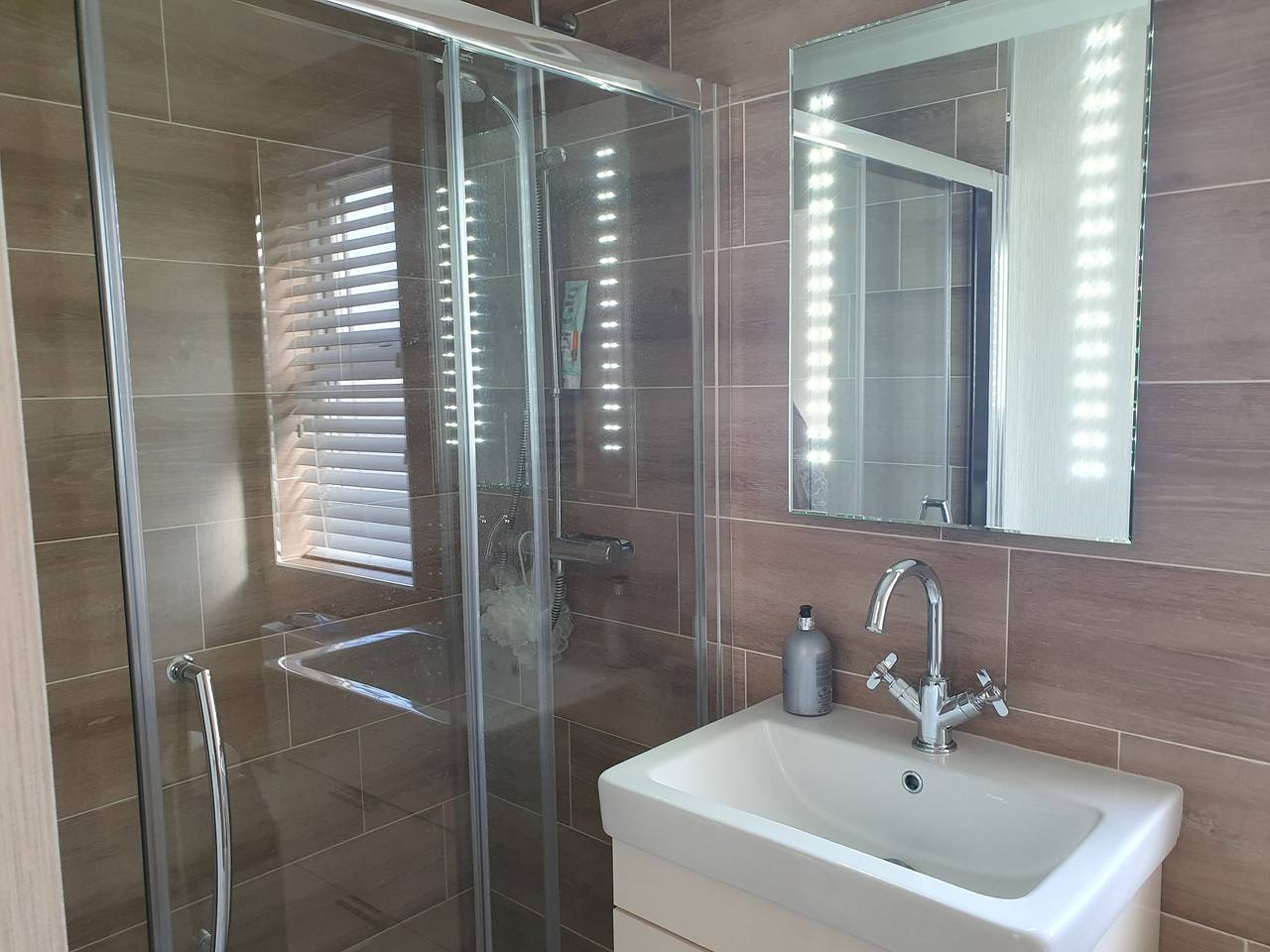 2-Bed Lodge, Sleeps 5 w/ Hot Tub & Lake View in Routh, Östliches Yorkshire