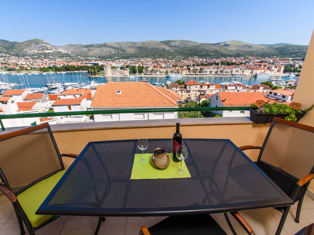 Appartement entier, Wohnung mit Blick auf das Wasser in Trogir, Čiovo