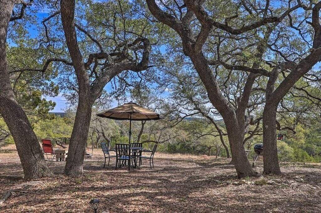 El Sol: Private Cabin with Hot Tub and Amazing Views, 3 mi to Wimberley Square! in Wimberley, Hays County