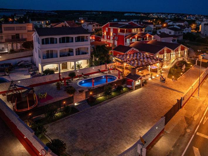 Villa pour 16 personnes, avec piscine ainsi que sauna et terrasse à Turanj