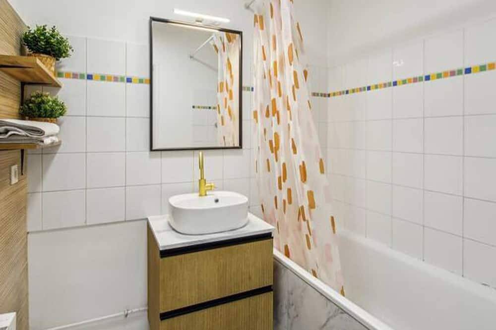 Entire apartment, F2 Paris 10ème Gare du nord - Stade de France - Parking in Saint-Denis, Seine-Saint-Denis