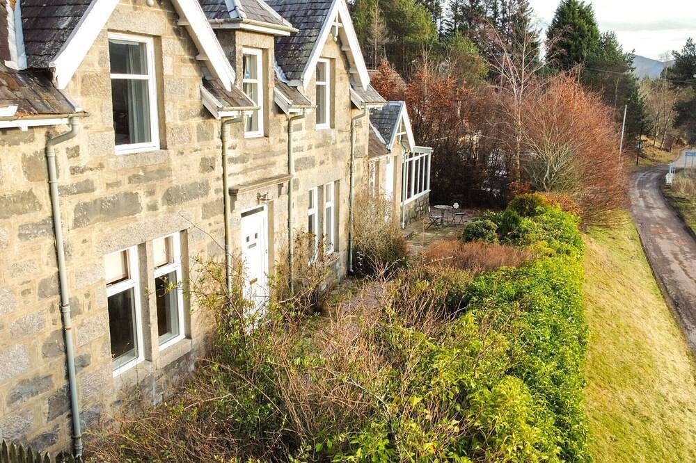 The Schoolhouse, Laggan - large Highland lodge in Laggan, Cairngorms National Park