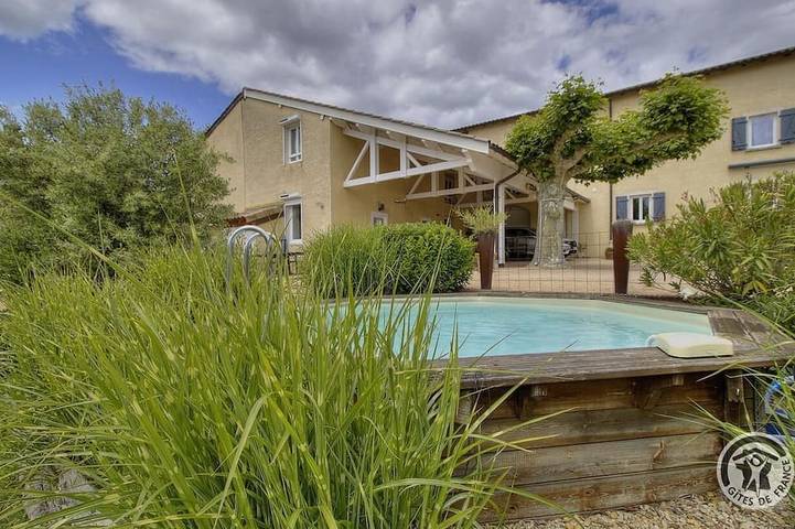 Location de vacances pour 3 personnes, avec terrasse ainsi que jardin et piscine à Chénas